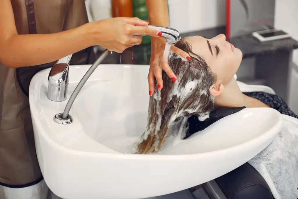 How to Use Clarifying Shampoo